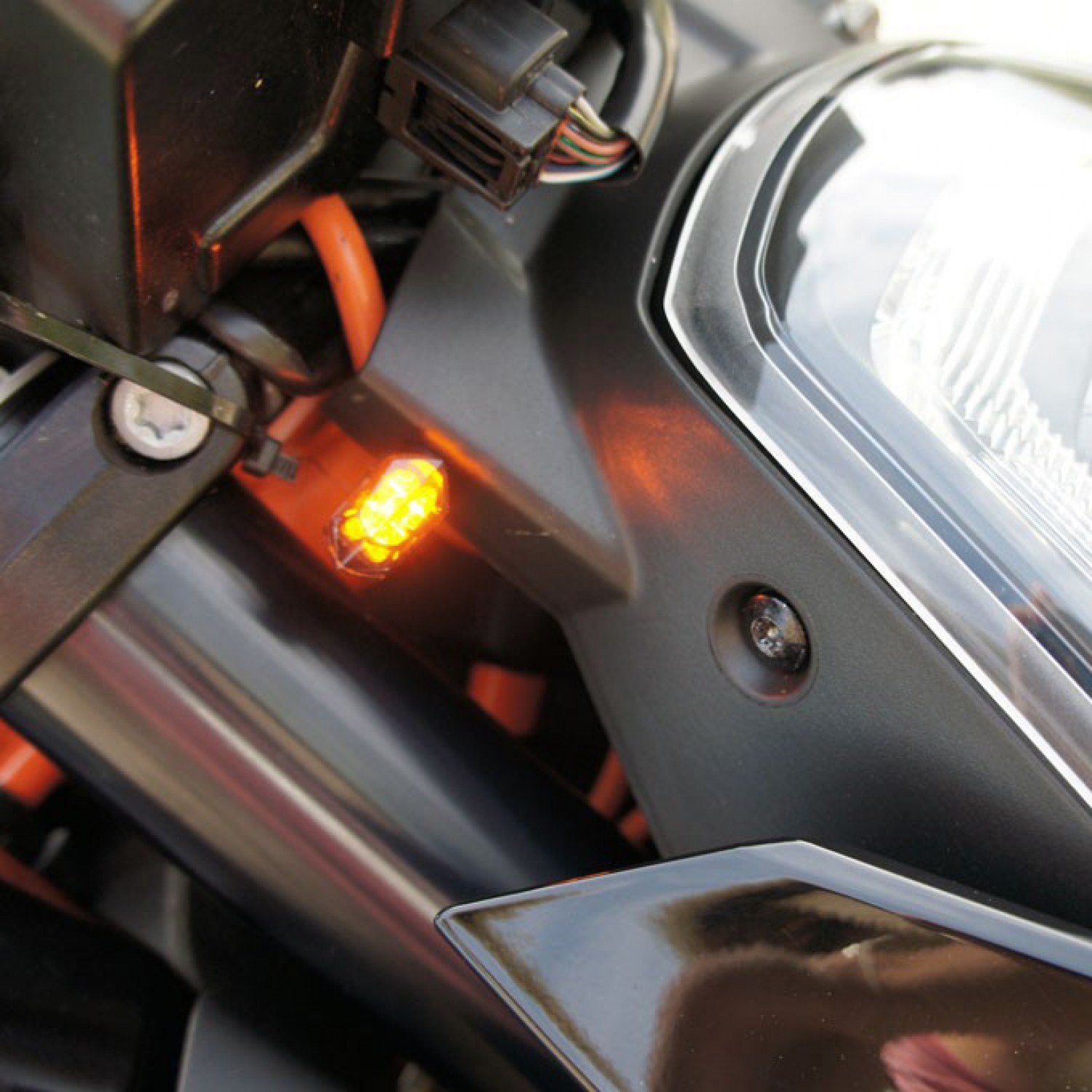 Clignotants rond led aluminium noir mat avec grille - paire - Vente en  ligne de Clignotants et toutes Pièces Moto - Zombie Bikes Concept