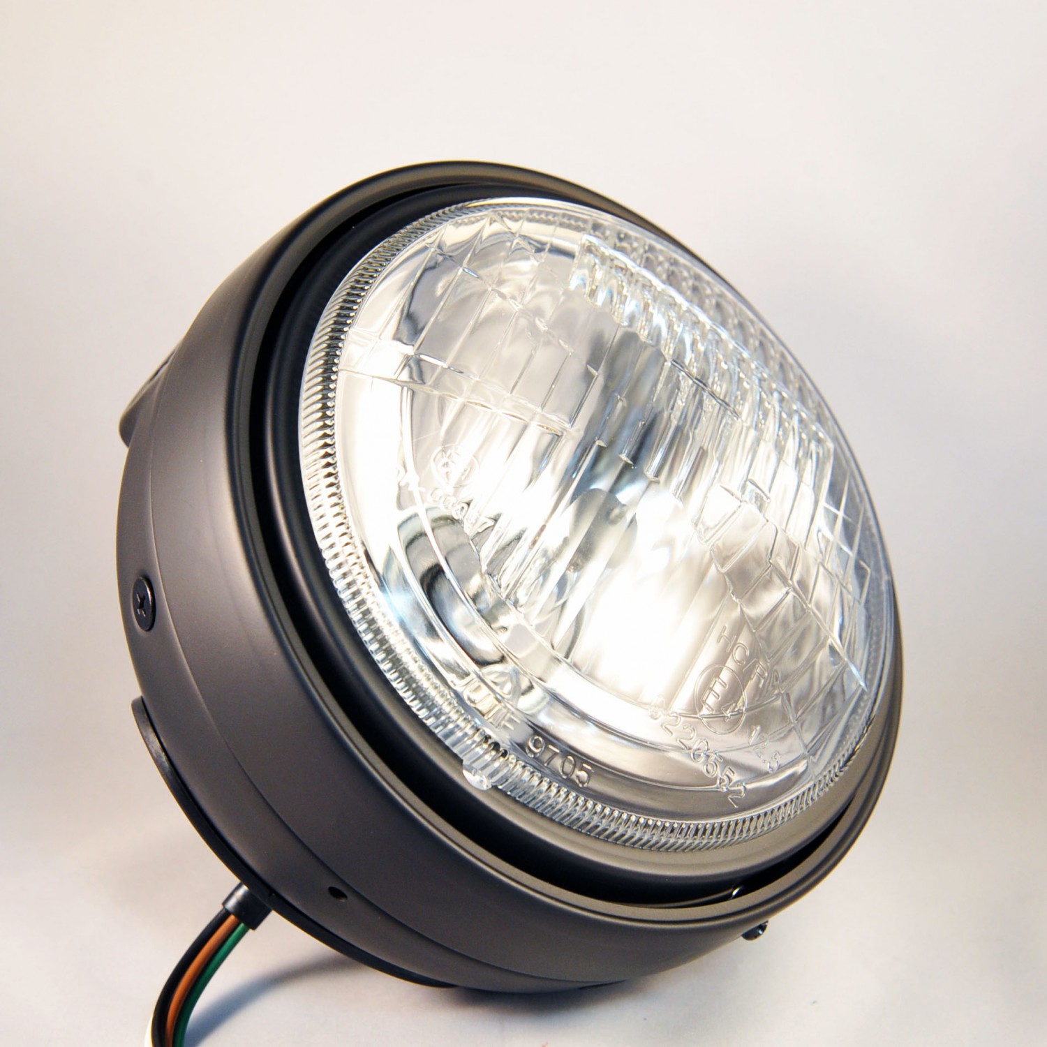 Phare diamètre 5 1/2 chrome 4 led - Vente en ligne de Phares et toutes  Pièces Moto - Zombie Bikes Concept